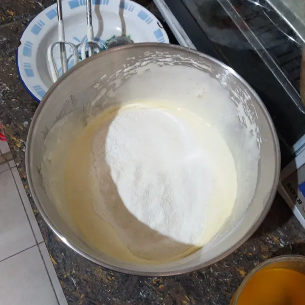 Masukkan tepung terigu dan tepung maizena dan mixer lagi asal rata.