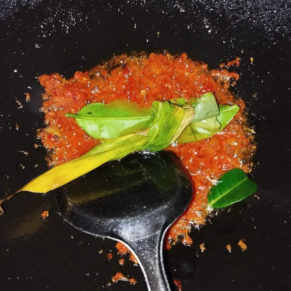 Tumis bumbu halus dan bumbu aromatik.
