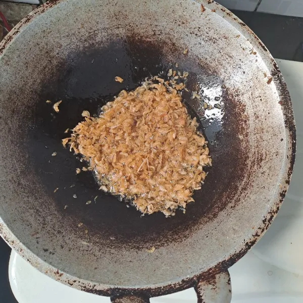 Goreng ebi smpai kering.