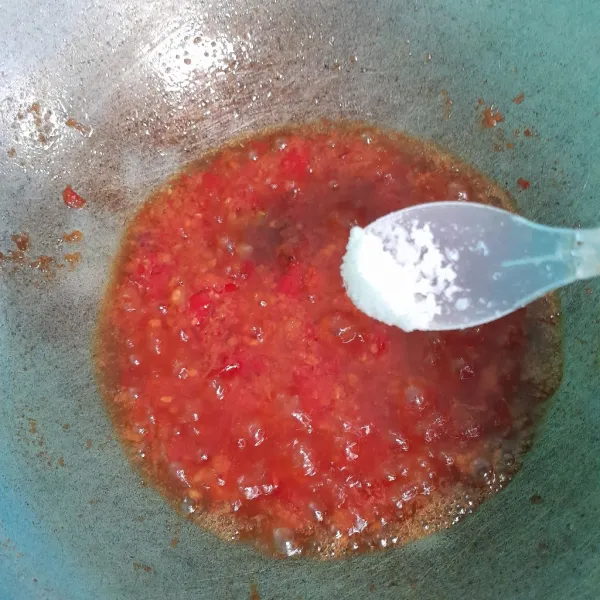 Masak cabe merah ke dalam kuali berisi minyak panas tambahkan garam dan kaldu bubuk, masak sampai bau langu hilang.