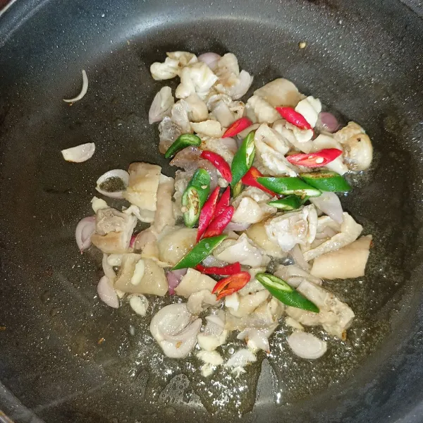 Tambahkan irisan cabe keriting dan cabe hijau,aduk rata.