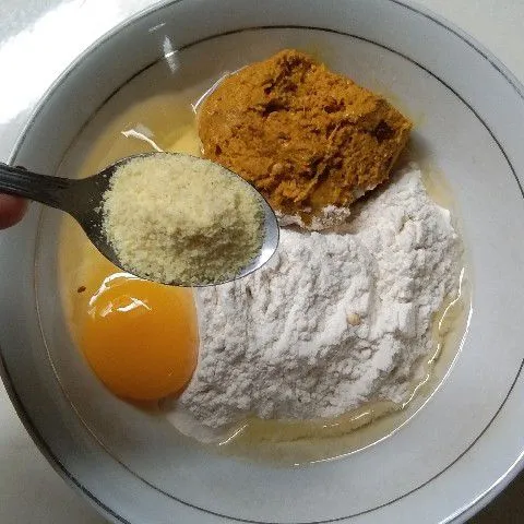 Siapkan wadah, kemudian masukan tepung terigu,1 butir telur, bumbu halus, garam dan kaldu jamur.