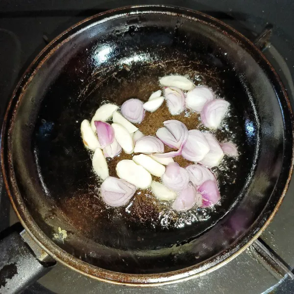 Iris tipis bawang merah dan bawang putih, lalu tumis sampai harum.