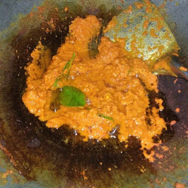 Tumis bumbu halus dan daun jeruk hingga harum.