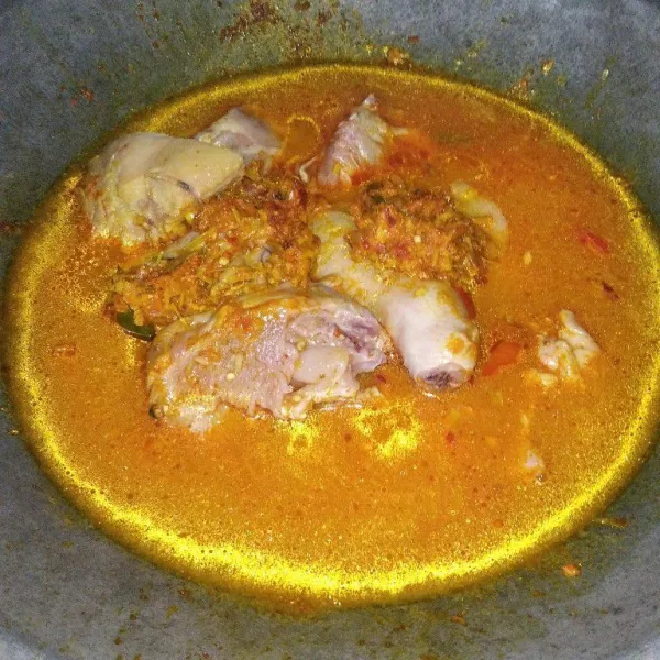 Tambahkan air, gula, garam dan penyedap rasa.