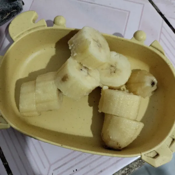 Potong potong pisang yg sudah dibekukan, masukkan ke blender.
