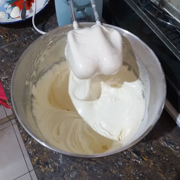 Mixer telur hingga berbusa, masukkan gula pasir secara bertahap sambil tetap dimixer hingga adonan mengembang putih kental.
