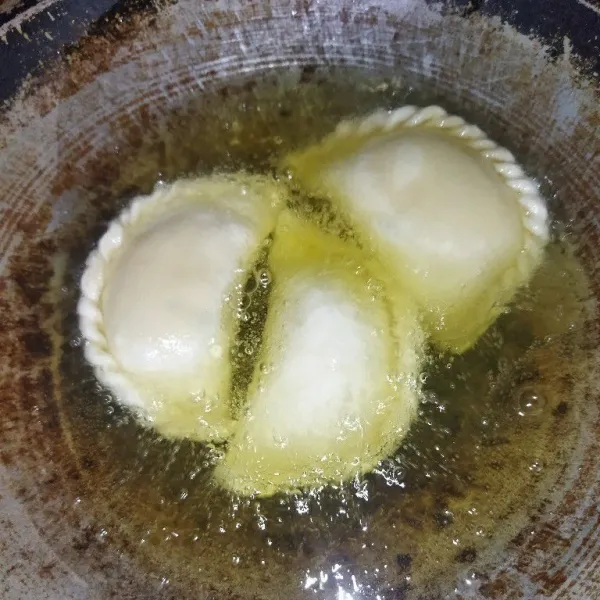 Lalu goreng pastel dengan api sedang, angkat lalu sajikan.