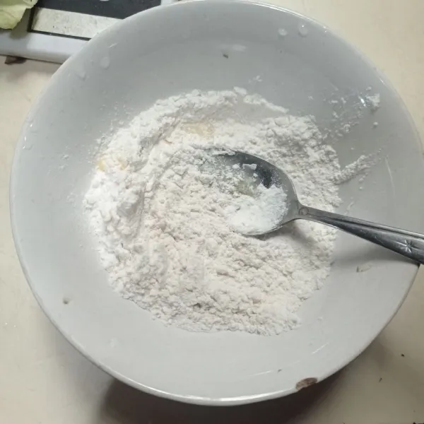 Masukkan tepung terigu, tepung maizena, gula pasir, soda kue dan garam kedalam wadah, aduk rata.
