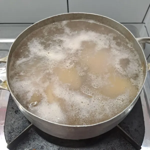 Pertama rebus air secukupnya sampai mendidih. Masukkan ayam sampai keluar kotoran busanya. Buang air rebusan pertama, biar kuahnya nanti jernih.