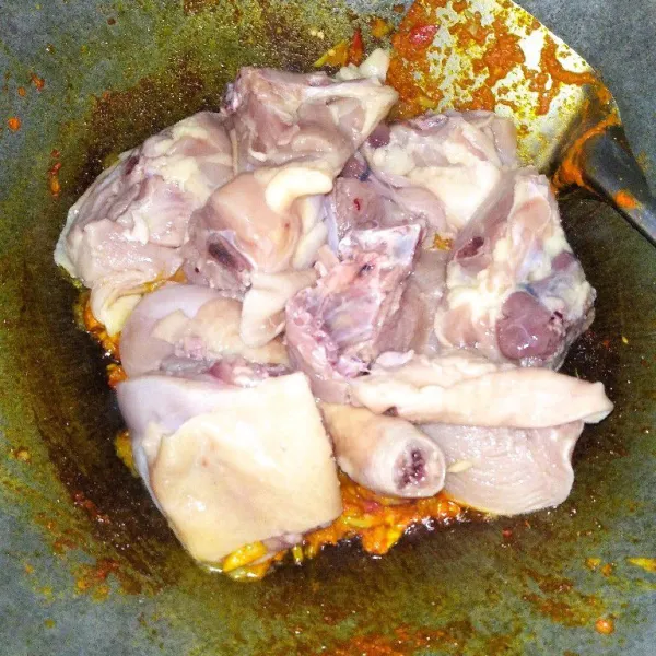 Masukkan ayam yang sudah di perasi jeruk nipis dan dicuci bersih, aduk-aduk sebentar hingga berubah warna.