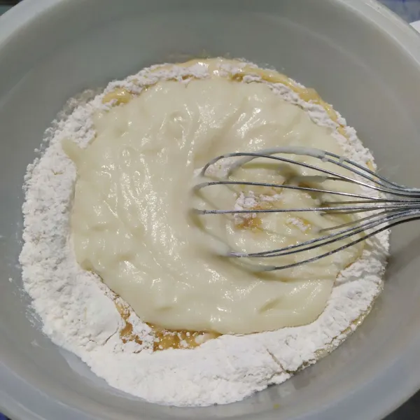 Tambahkan tepung terigu, garam dan kentang yang sudah dihaluskan lalu aduk rata.