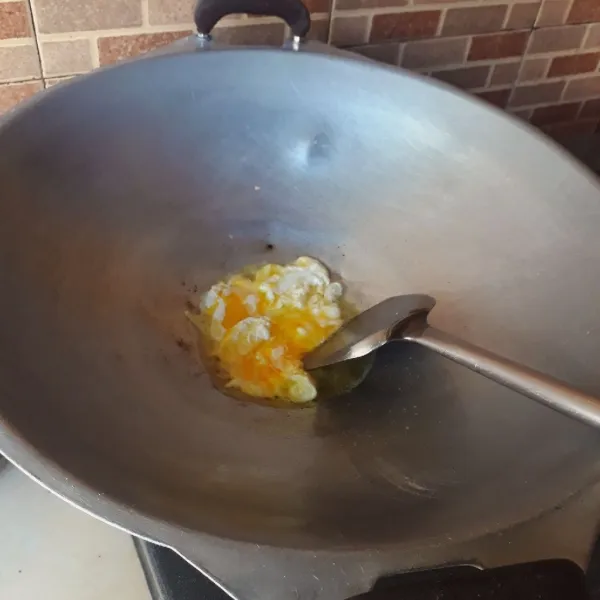 Panaskan mentega dan minyak, goreng telur dan orak arik.