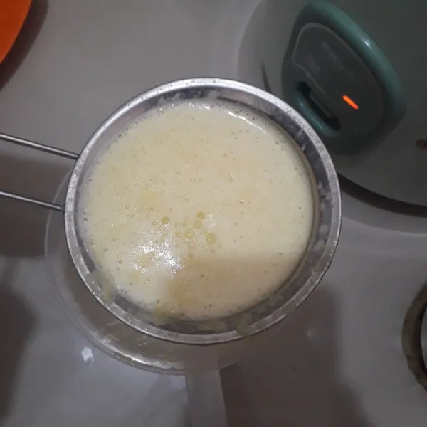 Setelah halus,saring jagung kedalam gelas takar.