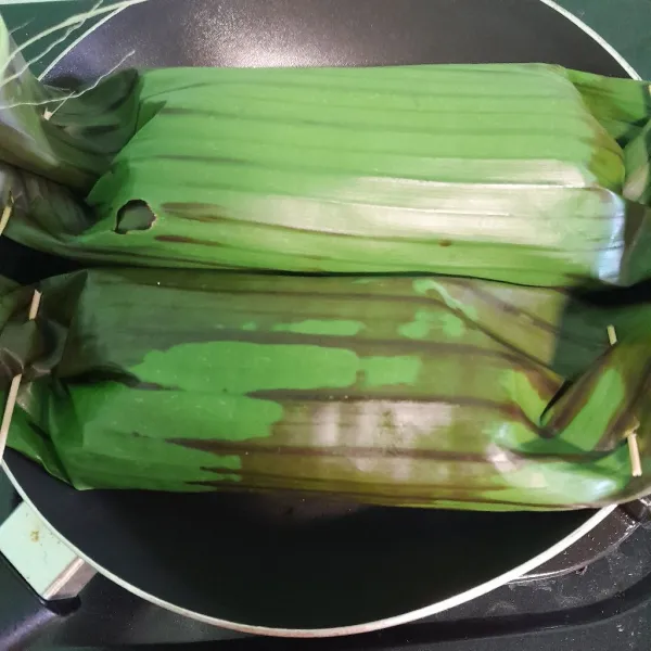 Panggang sampai daun layu dan nasi harum. Sajikan.