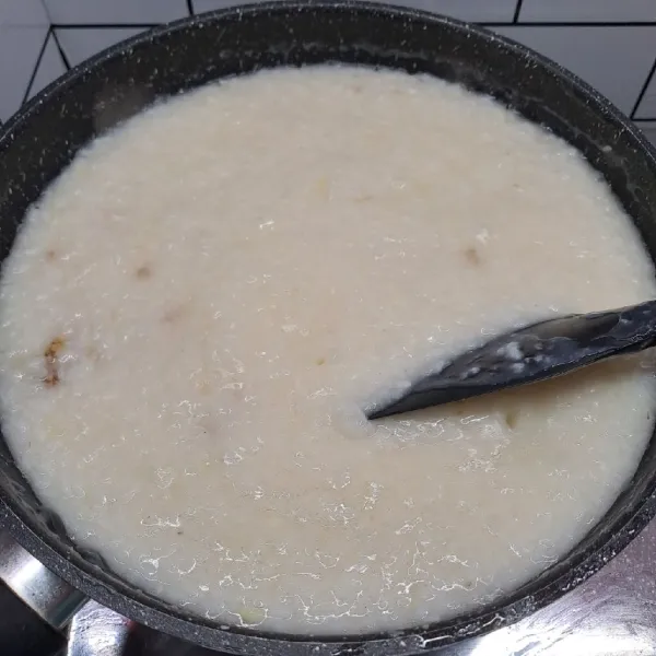 Bumbui merica bubuk, kaldu blok dan garam. Aduk sampai rata sambil koreksi rasa sesuai selera. Masak sampai air terserap dan menjadi bubur.
