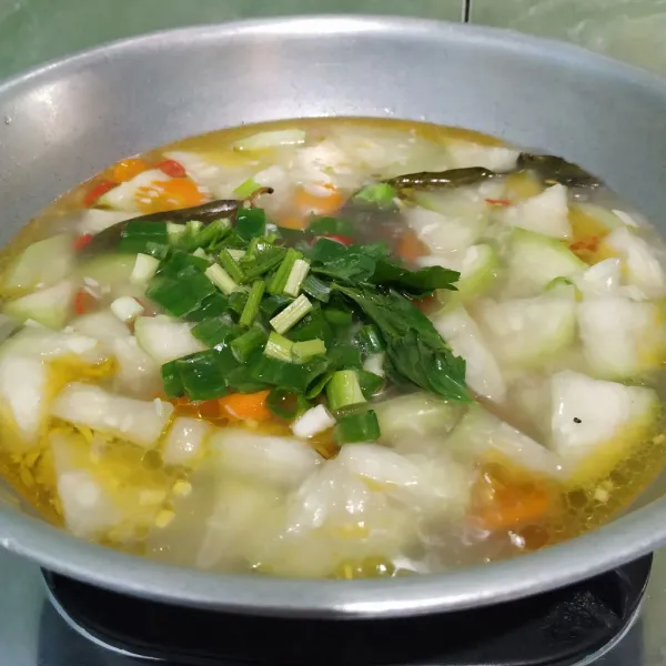 Masukkan daun bawang dan daun seledri.