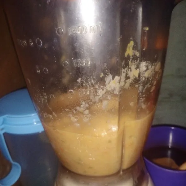 Blender ayam, bawang putih, bawang prei, telur dan wortel.