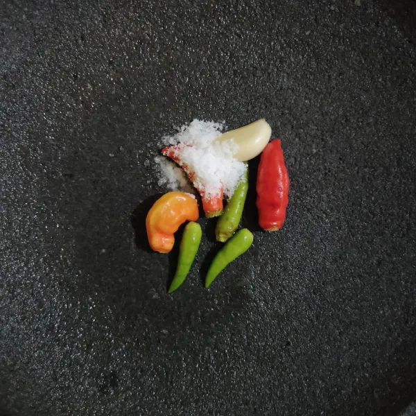 Ulek cabe, bawang putih dan garam.