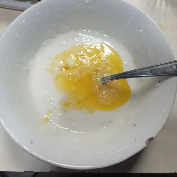 Kemudian masukan lelehan margarin, aduk rata diamkan 5 menit.