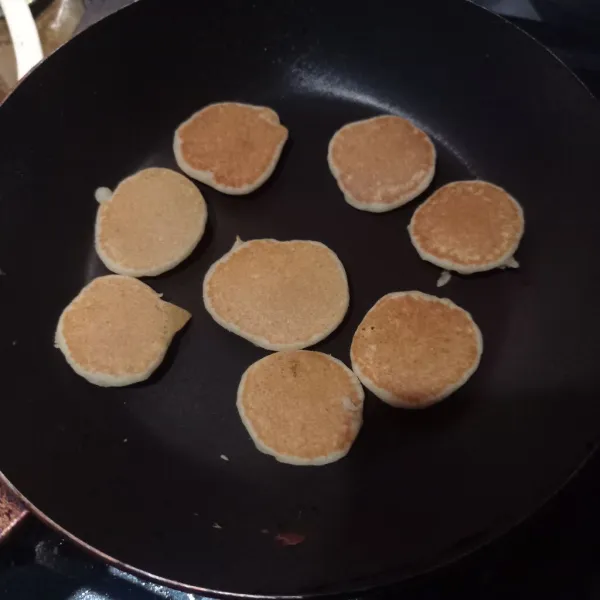 Balik, masak lagi sampai bagian bawah matang, angkat, lakukan sampai selesai.