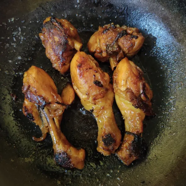 Masukkan ayam, bakar hingga matang.