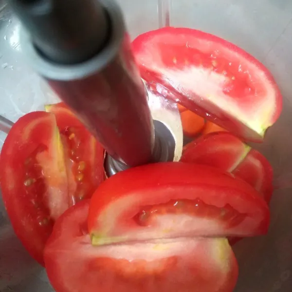 Masukkan juga tomat.