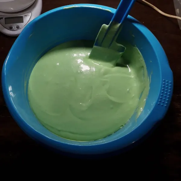 Tambahkan margarin, aduk balik dengan spatula.