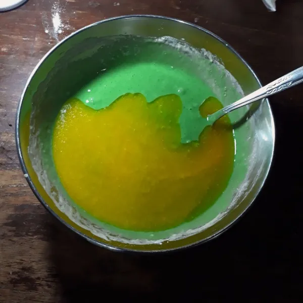 Tambahkan margarin, aduk rata kembali.