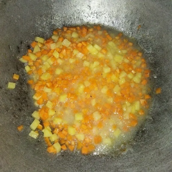 Haluskan bawang merah dan bawang putih lalu tumis hingga harum masukkan wortel, kentang dan air, masak hingga airnya menyusut dan sayurannya empuk.