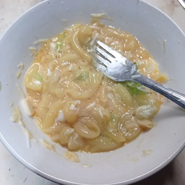 Aduk hingga benar-benar tercampur rata.