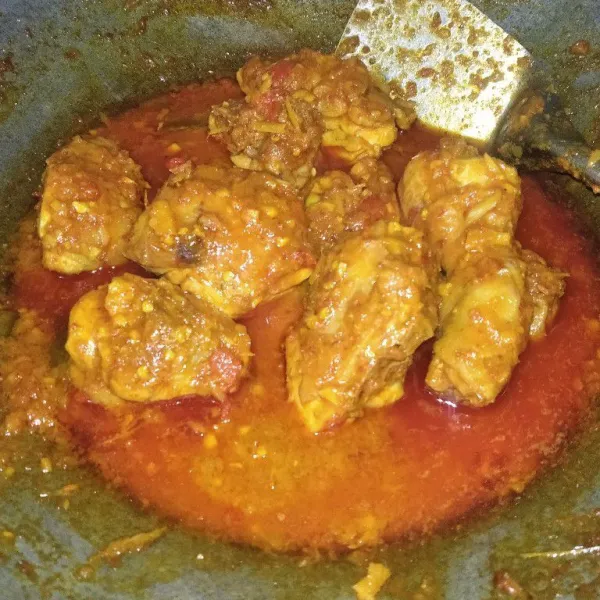 Masak dengan api sedang cenderung kecil hingga bumbu meresap sempurna dan ayam empuk, koreksi rasa dan sajikan.