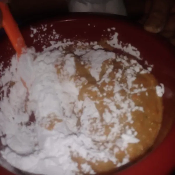 Lalu beri tepung kanji sedikit demi sedikit.