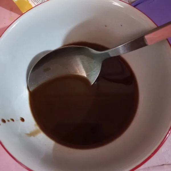 Campur di dalam mangkuk kecap manis, kecap asin, saus tiram, kecap Inggris, dan saus sambal. Aduk rata.