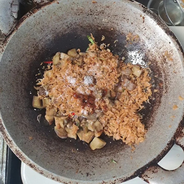 Masukkan terong, bumbui garam, gula dan kaldu jamur aduk rata.