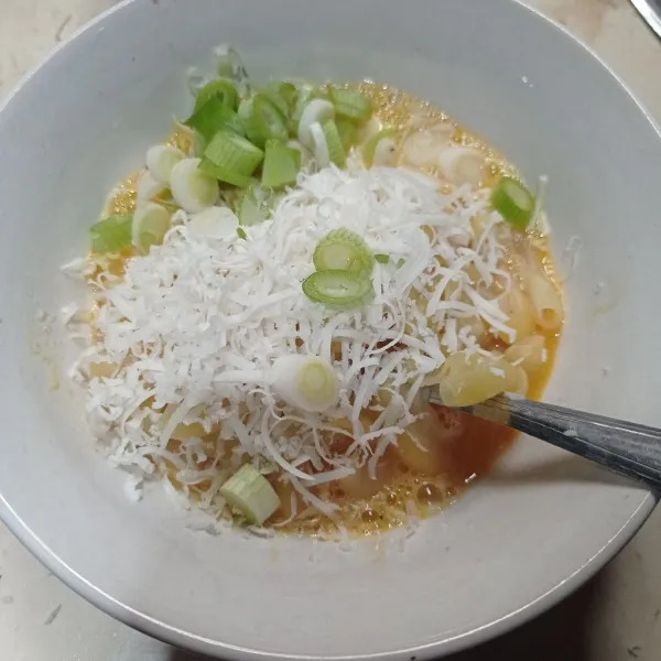 Masukan macaroni rebus, keju parut, dan daun bawang.