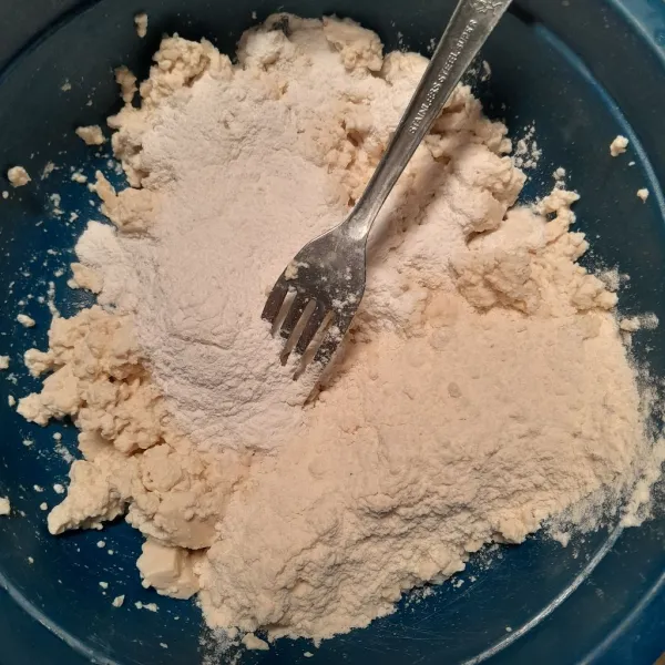 Tambahkan tepung terigu dan maizena aduk rata.