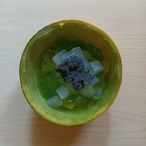 Masukkan nata de coconya dan selasihnya.