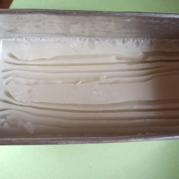 Kerok puding menggunakan kerokan blewah kemudian tusuk-tusuk menggunakan garpu supaya lapisan puding ungu dapat menempel. Sisa kerokannya jangan dibuang.
