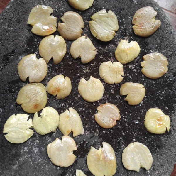 Masak jengkol satu per satu.