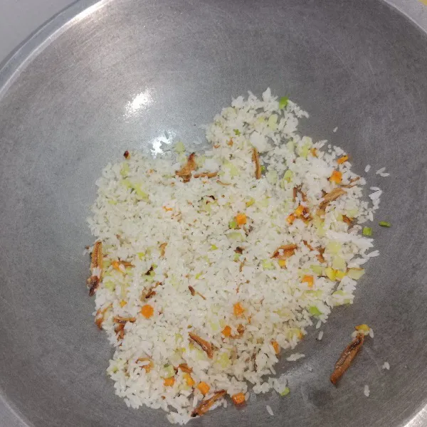 Beri bumbu garam, penyedap rasa dan merica bubuk lalu masak selama 5 menit. Koreksi rasa jika sudah pas nasi goreng kampung siap disajikan.