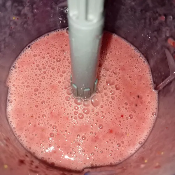 Haluskan hingga menjadi smoothies. Tuang smoothies ke dalam gelas, lalu tambahkan es batu dan siap dinikmati.