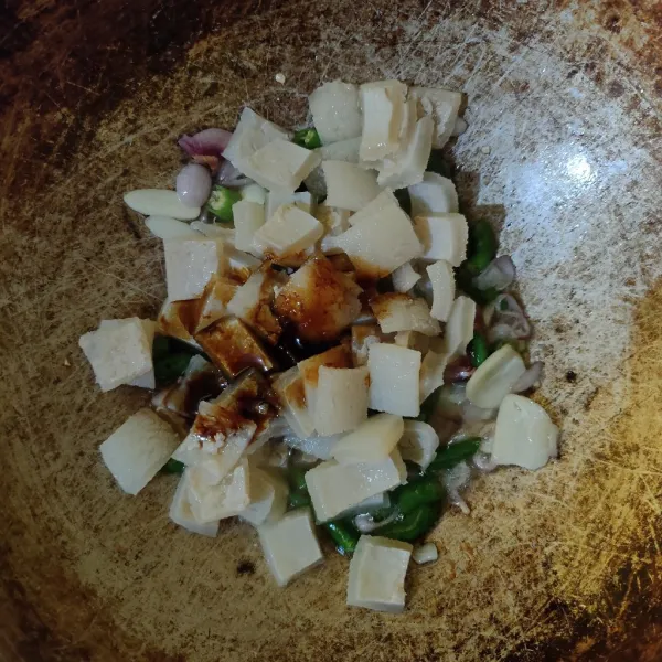 Masukkan kikil dan kecap manis, aduk rata.