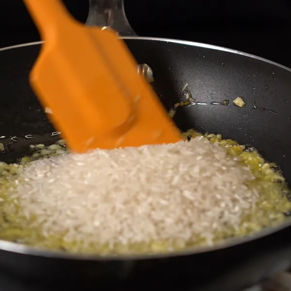 Masukkan beras "Arborio" ke tumisan bawang lalu tumis selama 1-2 menit.