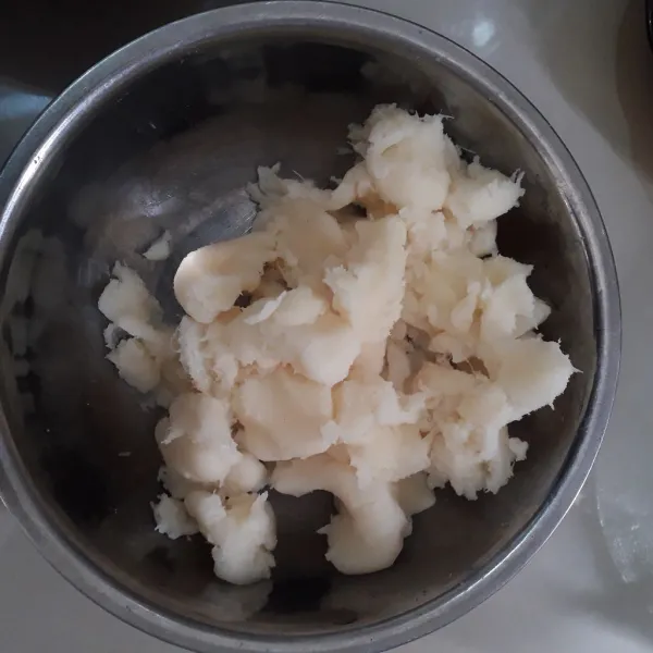 Masukkan tape ke dalam mangkuk. Buang tulangnya.