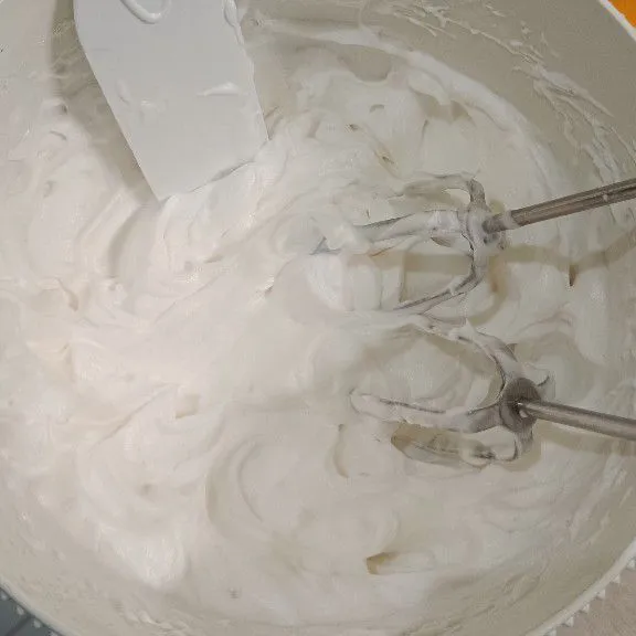 Kocok whipping cream cair hingga kental dan kaku, simpan dalam kulkas.