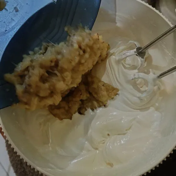 Mixer telur, gula pasir dan SP, mixer hingga kental berjejak, kurang lebih 5-6 menit, masukkan pisang halus, mix rata, lalu masukkan tepung terigu, susu bubuk, aduk hingga tercampur rata.