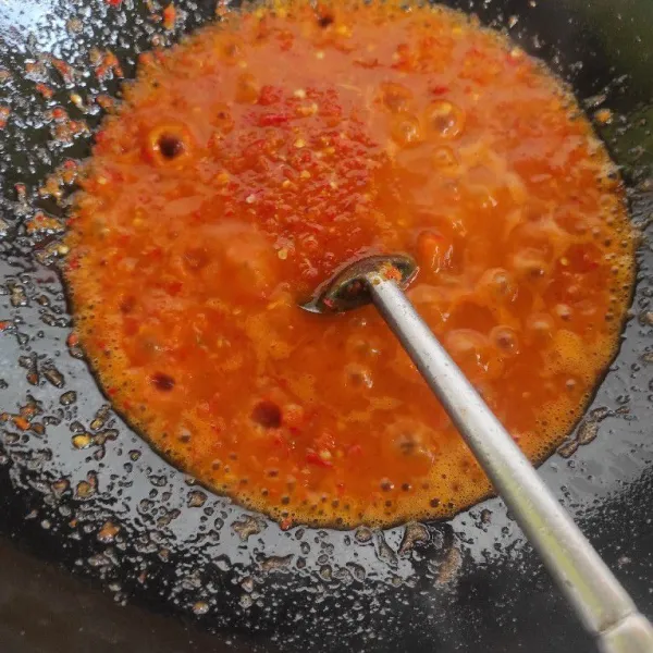 Haluskan bahan sambal, masak hingga matang dan wangi.
