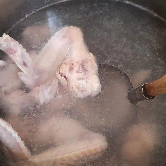 Rebus air 1 panci (1800ml) sampai benar benar mendidih baru masukkan tulangan ayam dan saya.