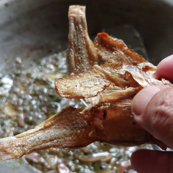 Tambahkan ikan asin, aduk hingga terbalur rata.